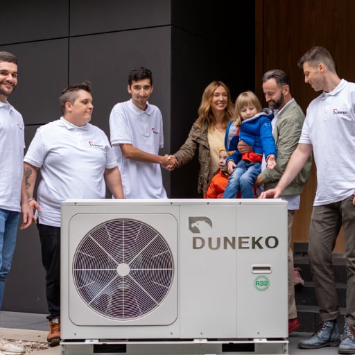 Pracownicy Duneko przekazujący pompę ciepła Duneko